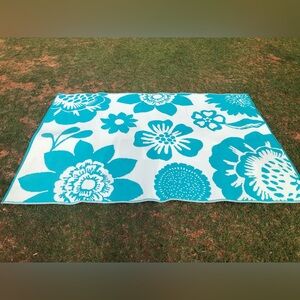 Outdoor blue white floral rug 92x63” wicker patio pool beach botanical boho